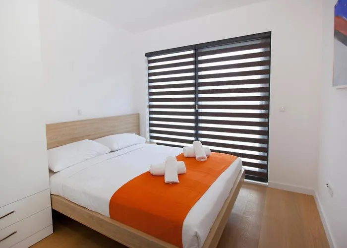 By The Sea - 19145 Daire Makarska