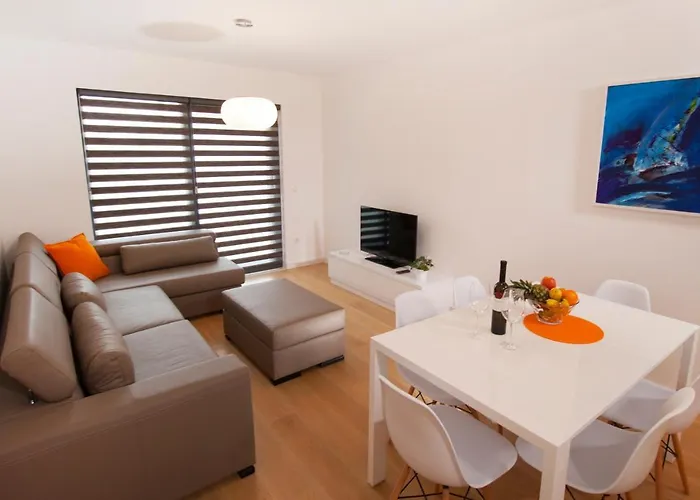 Apartman By The Sea - 19145 Makarska